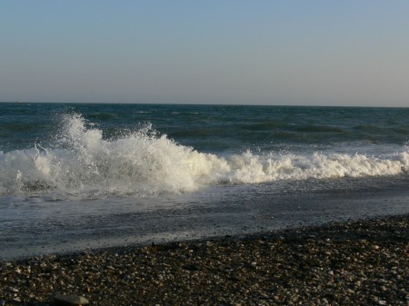 Olas rompiendo contra la playa de levante (Torre del Mar)