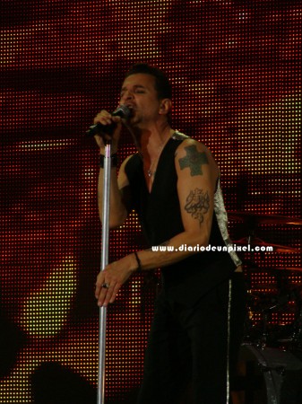 Depeche Mode durante su actuación en el BBK Live.