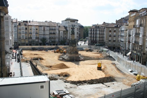 Plaza Virgen Blanca (Vitoria) en obras.