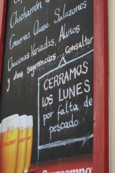 Cartel en un bar de Sevilla