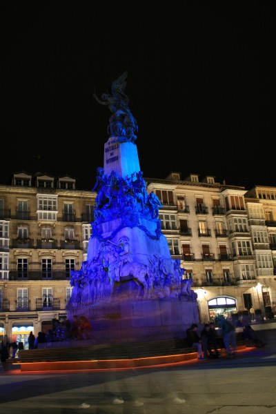 Monumento en la plaza de la Virgen Blanca (Vitoria)