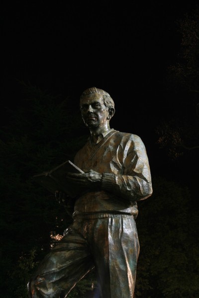 Estatua de Ignacio Aldecoa en el parque de La Florida, Vitoria