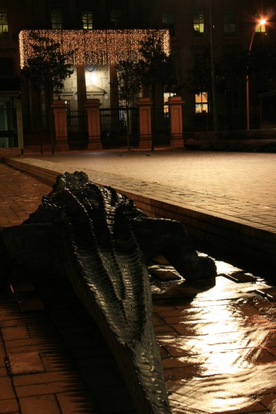 Cocodrilo frente a la catedral nueva, Vitoria Gasteiz