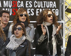 Musicos protestando frente al ministerio de industria.