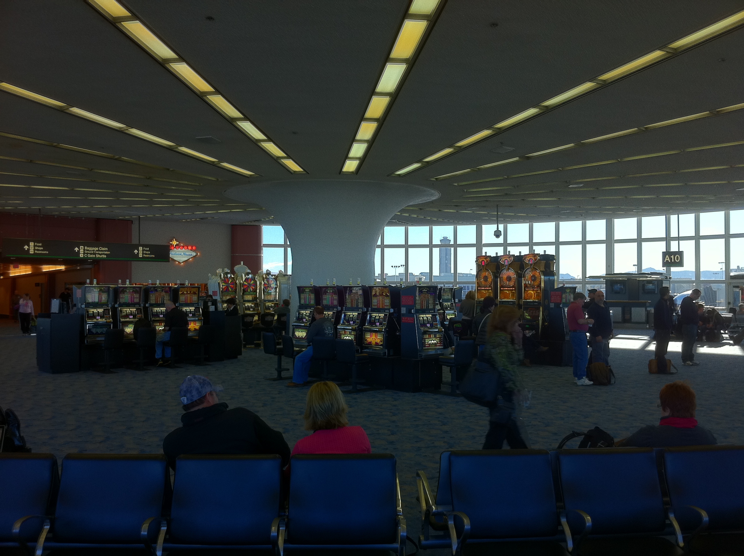 Sala de embarque del aeropuerto de Las Vegas. Si, lo de en medio son máquinas tragaperras.