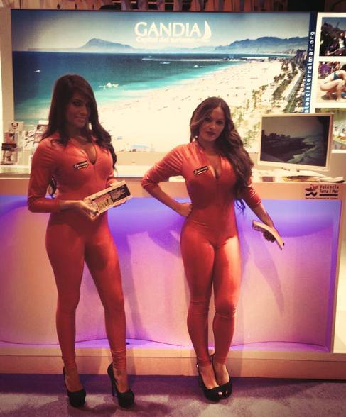 Las dos azafatas de Gandia en Fitur 2014