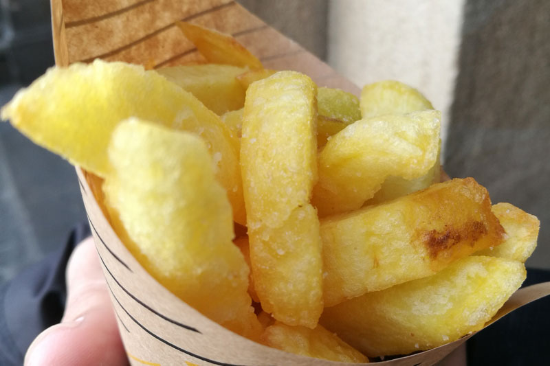 Un cucurucho de patatas fritas de Gracia y Salero, en Vitoria