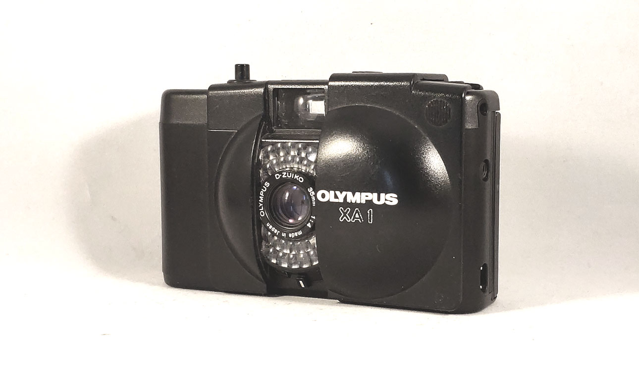 Olympus XA1